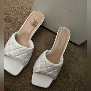 Size 9. Low Heels. Very cute and comfy. They do not hurt at all. I wore these 1